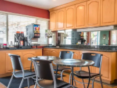 ロードウェイ イン フォールブルック ダウンタウン フォールブルックのホテル