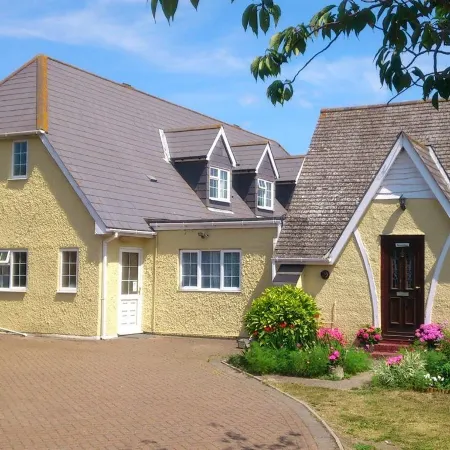The Lodge Guest House Отели рядом с достопримечательностью «Стадион «Пристфилд»»