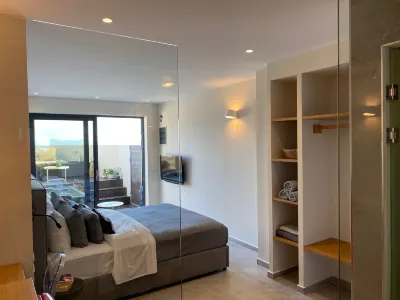 Luxury Suite with a Queen's Double Bed ,Stunning Sea Vews and Private Jacuzzi Отели в г. 