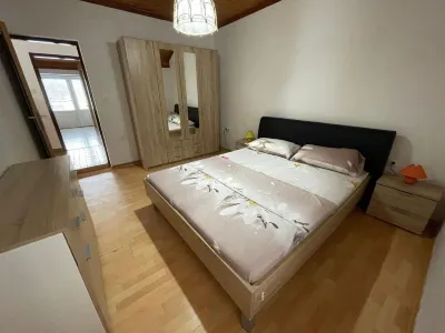 Red Apartment for 05 Hotels in 
