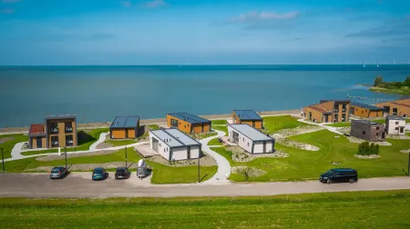 EuroParcs Hindeloopen Отели в г. Makkum