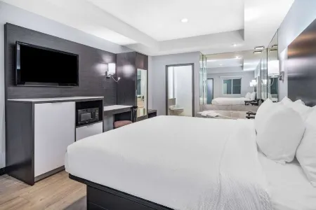 Days Inn & Suites by Wyndham Niagara Falls/Buffalo Отели рядом с достопримечательностью «ART247»