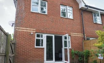 Remarkable 3-Bed House in Maidstone Villa