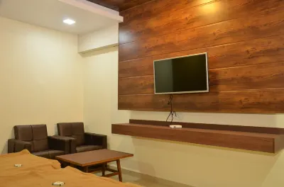 Hotel Ayodhya 아다르쉬 칼리지 가든 주변 호텔