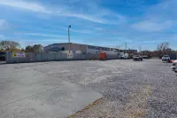Super 8 by Wyndham Johnson City - parking