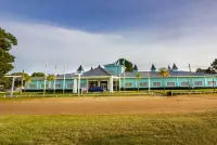 Howard Johnson by Wyndham Carilo Convention Center - Bãi đậu xe