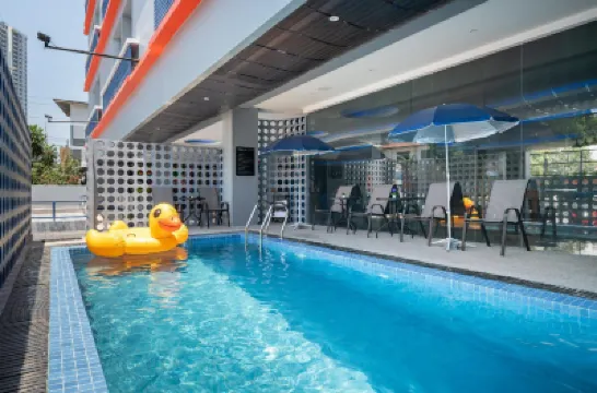 อากิระ พัทยา โรงแรมใกล้Roong Reuang Coach