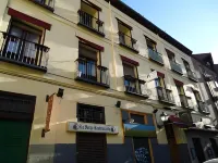 Hostal la Casa de la Plaza Hotel in zona Statua di Don Alvaro di Bazan