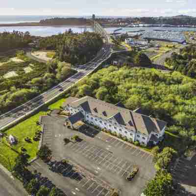 La Quinta Inn & Suites by Wyndham Newport Hotel Exterior