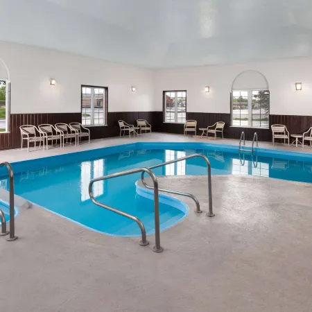 AmericInn by Wyndham Eagle River Downtown Отели в г. Игл Ривер