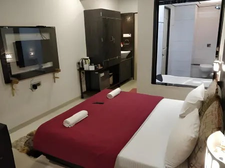 Hotel Js Excellenccy Отели рядом с достопримечательностью «Poonam Chowk»