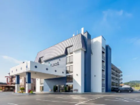 Clarion Inn & Suites Near the Leconte Center Pigeon Forge Hotels in Pigeon Forge