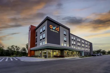 Avid Hotel Milwaukee West - Waukesha Отели в г. Пеуоки