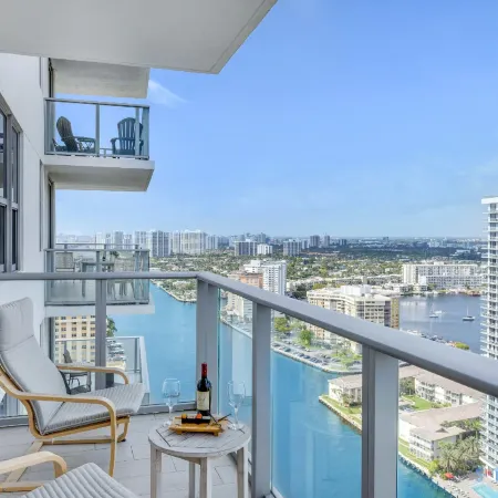 Luxury 3 Br    Stunning View   High Floor  Hot Tub
