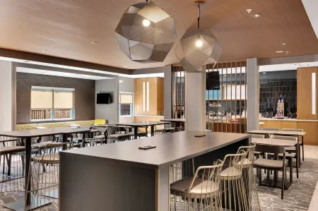 SpringHill Suites by Marriott Freeport Brunswick Отели рядом с достопримечательностью «When Pigs Fly Bakery»