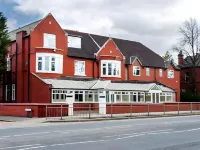 Trivelles Mayfair,Stockport Hotels near Cale Green Park