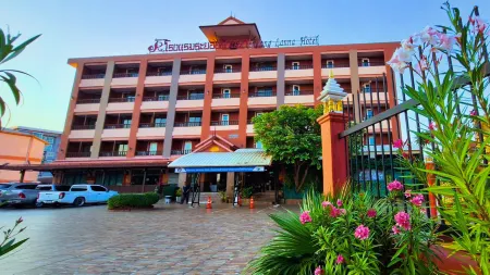 Rayong Lanna Hotel Отели рядом с достопримечательностью «Laem Charoen Beach»