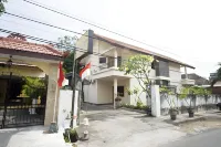 RedDoorz near Rumah Sakit Baptis Kediri Hotel dekat Sumber Dlopo, Ds. Karangrejo, Kec. Ngasem, Kab. Kediri