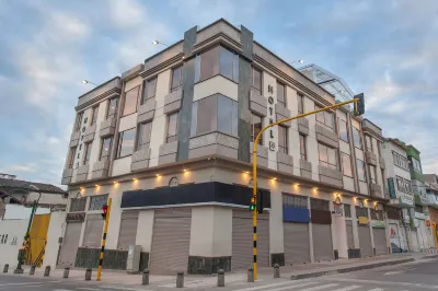 卡爾納瓦爾廣場飯店 住宿飯店