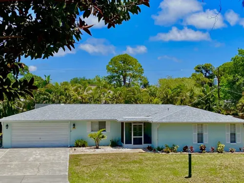 2-3 Bedroom Pool Home - 5 Minutes to Beach. Beach Gear & Bicycles Included!