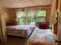 River Soundscapes Retreat! Pet Friendly. Aska Adventure Area! 10 minutes to town