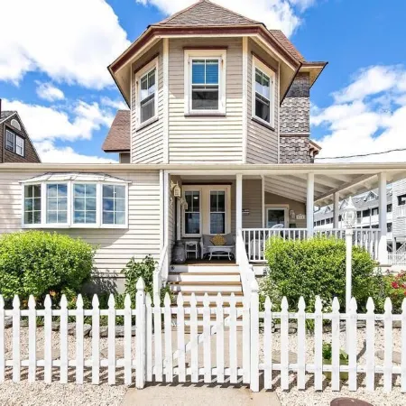3rd to Beach*Beautiful,Victorian, covered Porch,heartof B.H,Across Veterans Prk
