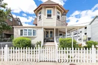 3rd to Beach*Beautiful,Victorian, covered Porch,heartof B.H,Across Veterans Prk