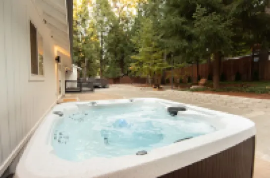 Modern Mountain Retreat - Wineries, Lakes, Nature