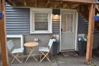 Anchors Away Inn 2 Br Apt 1 min walk to the Beach King & Queen