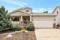 Modern Cabin Vibe, With great back yard to relax in. New furnishings and hot tub - 4 estrellas