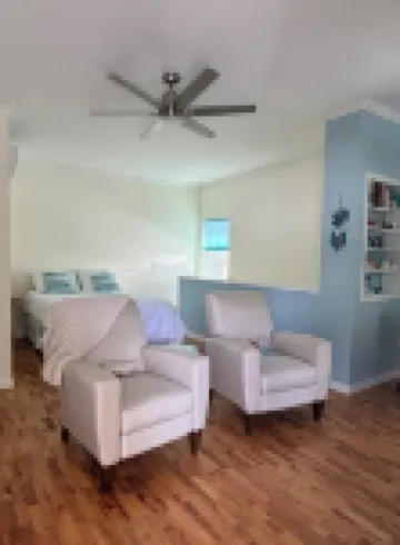 Cozy Guesthouse, Walk to Historic Downtown, Shop & Dine.