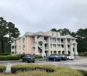 Nice apartment with golf course view in prestigious Brunswick Golf. Fits 4.