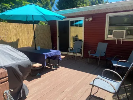 Charming three bedroom home with spacious deck, near Elk Creek Отели рядом с достопримечательностью «Uncle John's Elk Creek Campground»