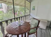 Heart of downtown Kona with WiFi and AC in brilliant Kailua-Kona