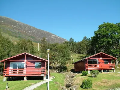 Dog-friendly lochside chalet with balcony, stunning mountain views! Hotels in 