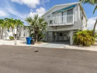 Beautiful Ocean view with 35' private seawall, 80' Heated Pool, Hottub
