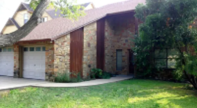 Open water on LBJ!! Great for family gatherings, or just a lake getaway.