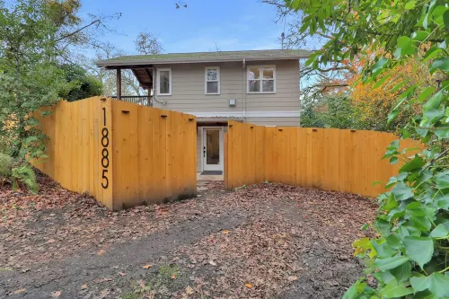 Lux UO Campus Hills Modern Tree House, 2 King Beds