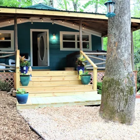 REST ASSURED WITH HOT TUB AND COMFORT OF THIS HOME! Отели в г. Кэтис Крик