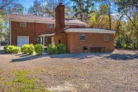 MAGNOLIA BARN \\ 7-8 Bedrooms \\ 8+ Parking Spots \\ 2 Miles from FSU\Capitol Hotels near Fun Station