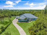 Waterfront home/ steps to the beach/ private dock/ heated pool/spa Pepper Park Beach附近的飯店