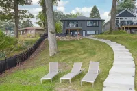 South Shore Sunrise: 100% Renovated Lake Home, Pontoon INCLUDED, near Notre Dame 온트와 타운쉽 호텔