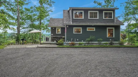 4 Season Lakeside Cottage - The Dragonfly Inn & Resort