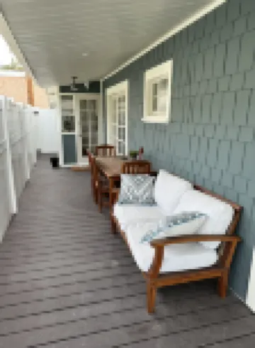 Craftsman house 500 yards to beach and short walk to many restaurants
