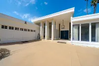 Spacious Studio City Home: Pool, Jacuzzi, Valley Views, Near Universal