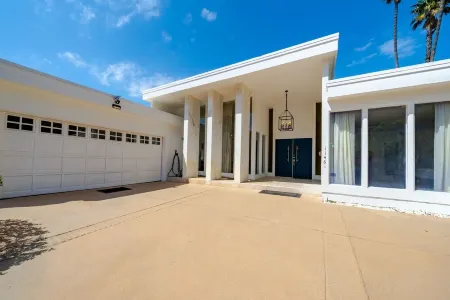 Spacious Studio City Home: Pool, Jacuzzi, Valley Views, Near Universal Отели рядом с достопримечательностью «Универсальный город/Студия»