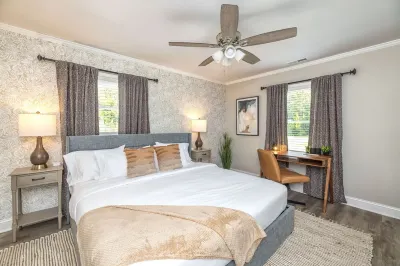 Coastal Comfort - Perfect for Groups - Games + Deck Hotels near Topsail Beach fishing pier