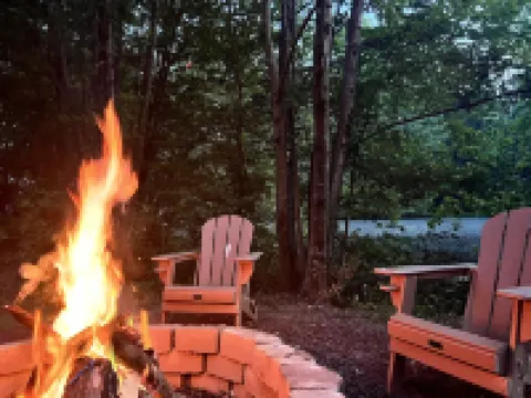 Pondview Paradise, Cozy home with pool and pond on 8 acres