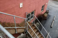 Cozy Apt. Downtown Floyd; Golden Maple Homestays Hotels in Floyd County