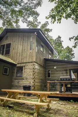Private Log Cabin at Windswept Farm Swift Museum Foundation附近的飯店